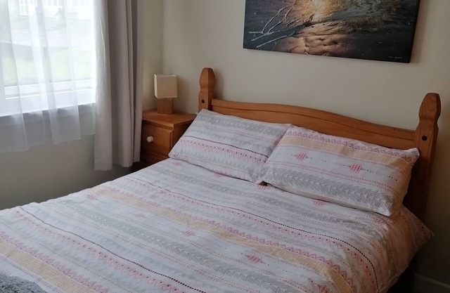 'Le Chalet' 2 bedroom sleeps 5 short walk to beach