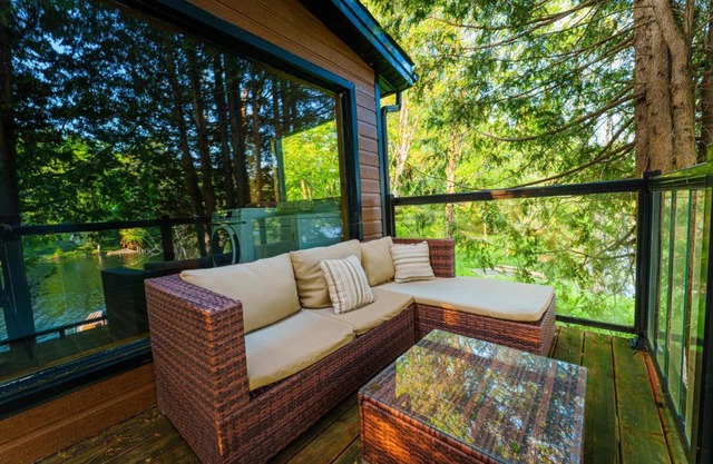 Le Chalet Brun, jacuzzi en bord de lac