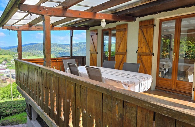 Le Chalet Sous les Sapins, Superbe Vue, Calme Avec Piscine et Sauna