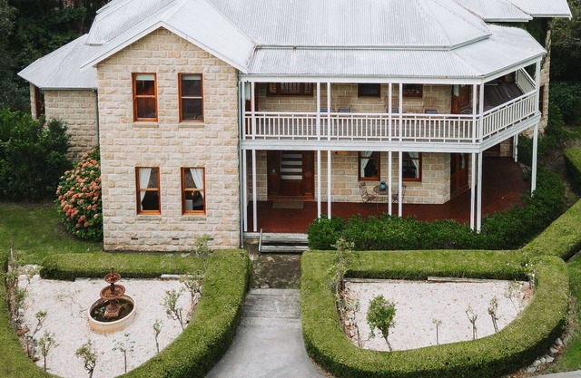 LE CHATEAU - POOL, Terrigal, Sleeps 18, Heated Spa, 8 Bedrooms, Acreage stay