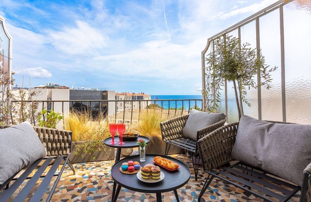 LE FRANCE AP4350 By Riviera Holiday Homes