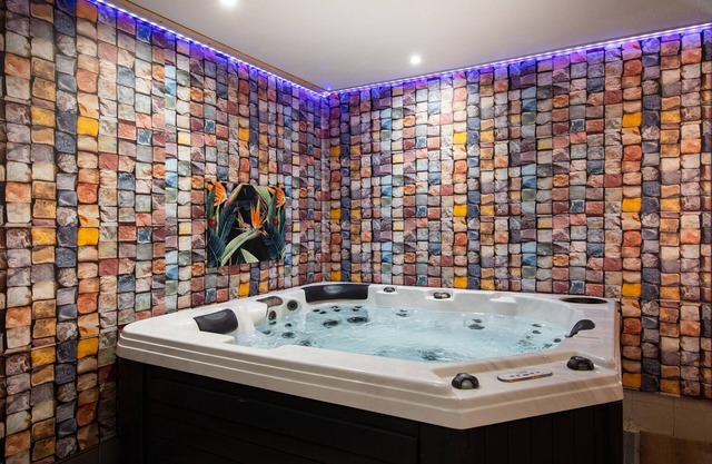 Le Noyer Romantic lodging with private spa