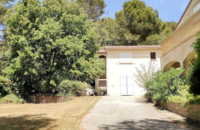 LE TITUS: Quiet & popular place; Swimming pool, scrubland, Provence.