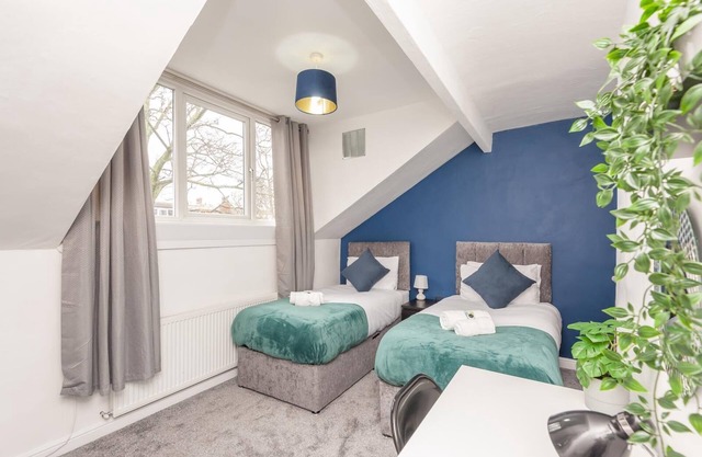 Leeds 4-Bed House - Sleeps 9, Free Parking & WiFi