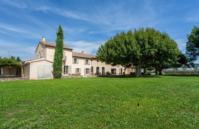 Les Deux Mas - Eight Bedroom Villa, Sleeps 16