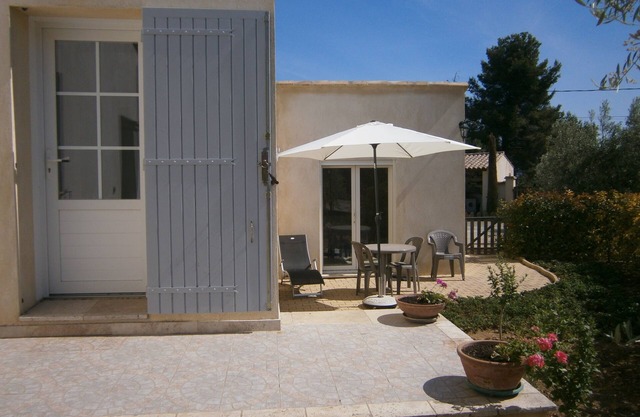 LES LAURIERS 60m2 gite in the Luberon with garden area