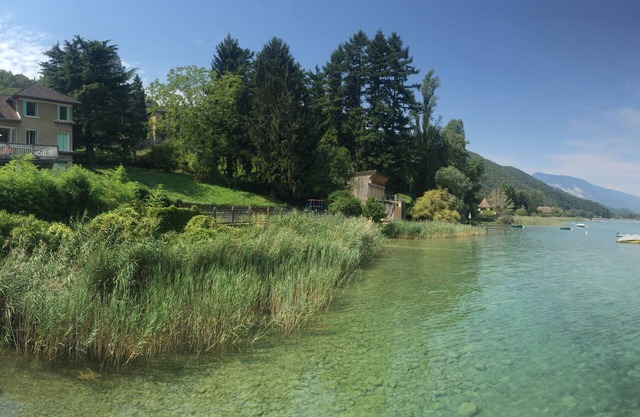 Les Pieds dans l’Eau, House on the shores of the lake du Bourget, Savoie.