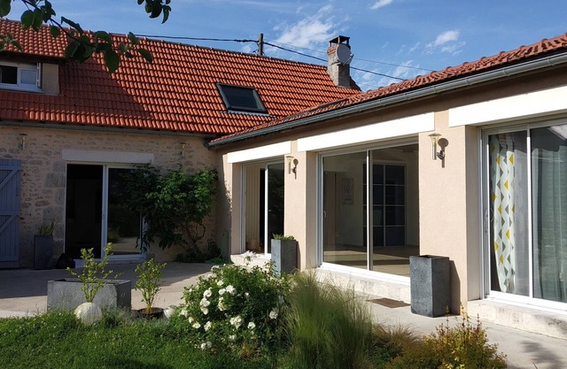 Less than 1 hour from Paris in the countryside. Pets welcome!