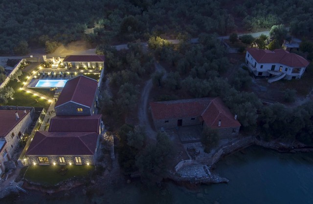 Lichnos Luxury Suites Stoa