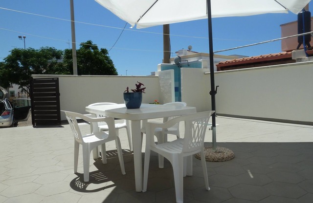 LIDO MARINI - LOVELY VACATION HOME WITH LARGE EQUIPPED OUTDOOR COURTYARD