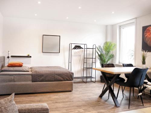 LIGHTPLACE Größere Gruppen 4 Einzelzimmer Boxspring Smart TV Biergarten Restaurant