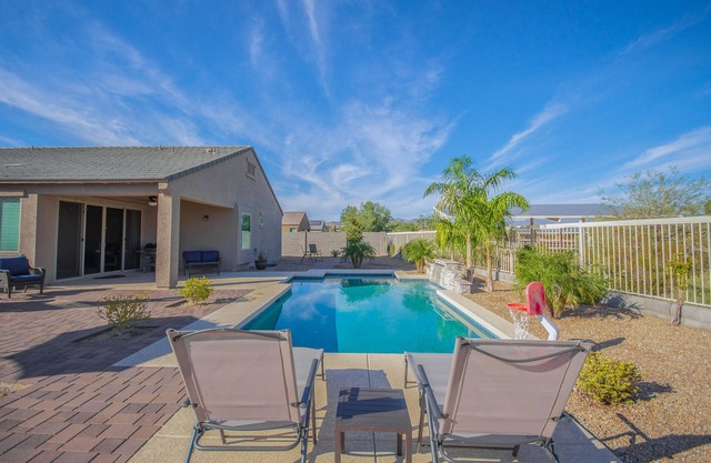 Like New Home Private pool ,New furnishings, 20 mins to State Farm stadium