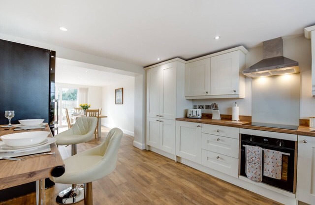 Lillie Cottage - Two Bedroom House, Sleeps 4