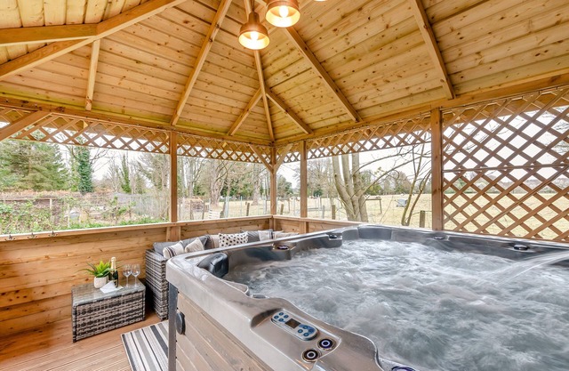 Lilywood - Four Bedroom House, Sleeps 10