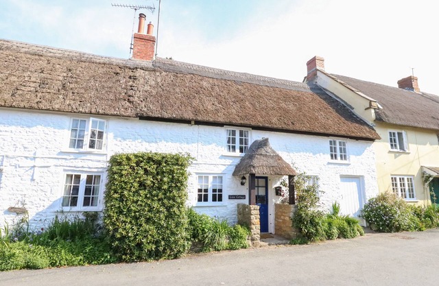 LIME COTTAGE, character holiday cottage in Burton Bradstock