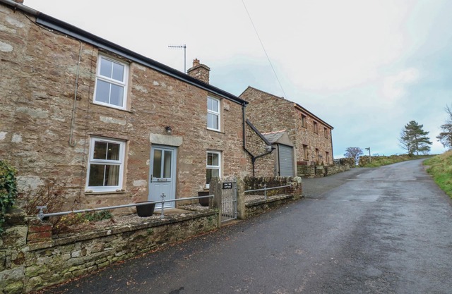 LIME TREE COTTAGE, pet friendly, with open fire in Kirkby Stephen