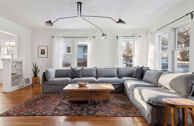Linden Hills Edina. Remolded Home Near the Lakes. King Bed. Sleeps 10.