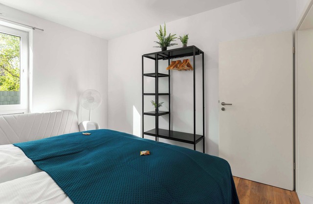 LiT LiVING: Luxury - Box Spring - Parking - 3 BR