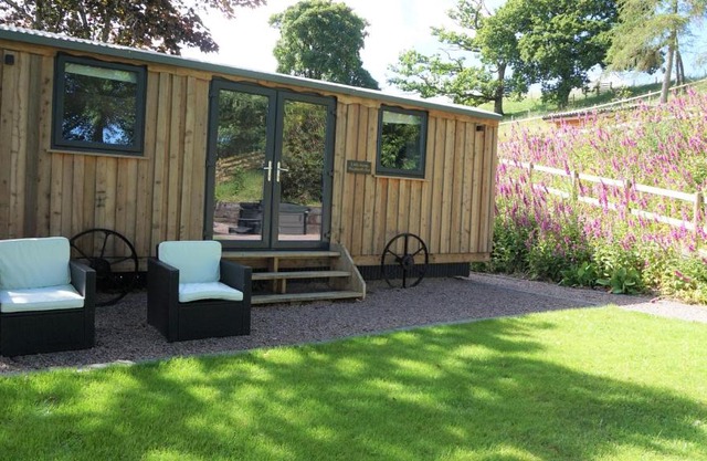 Little Acorn - Luxury shepherd's hut/lodge with private hot tub and garden