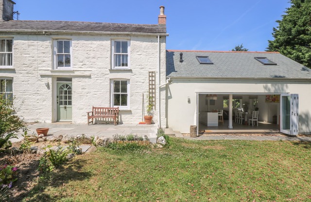 LITTLE CHYCOOSE, pet friendly, country holiday cottage in Truro