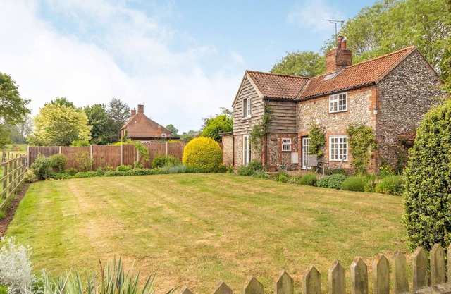 LITTLE FLINT, pet friendly, with open fire in Little Fransham
