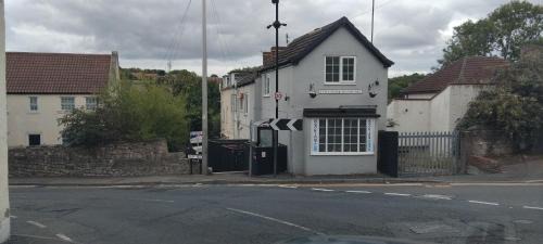 Little House On The Hill Walks Castle Restaurants 2 mins away