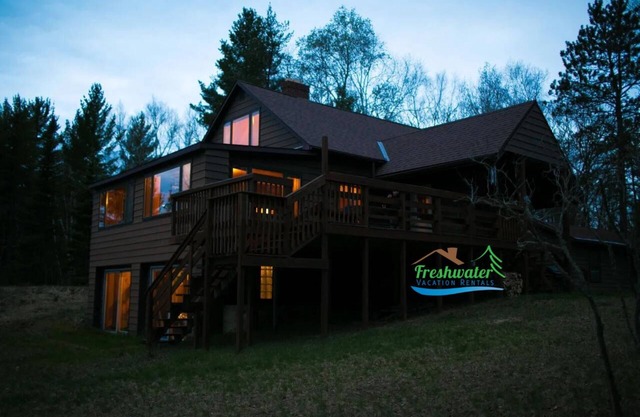Little Lake Cottage in Gwinn:Upper Peninsula Beauty in Every Leaf