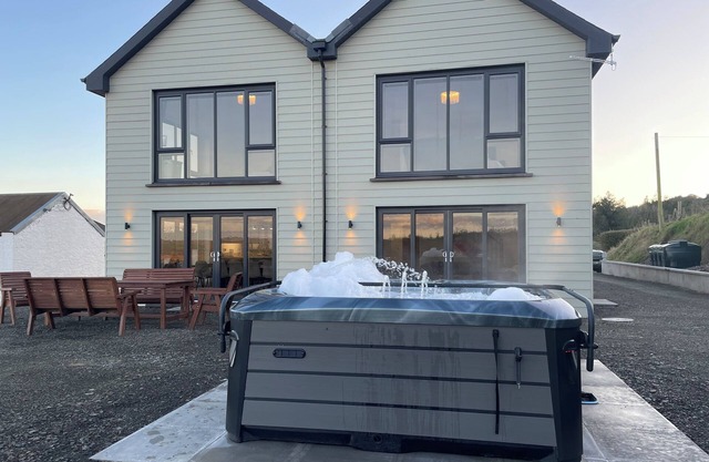 LITTLE PALE, pet friendly, luxury holiday cottage in Whitland