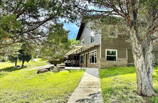 Little Pipestone Lodge w/Views