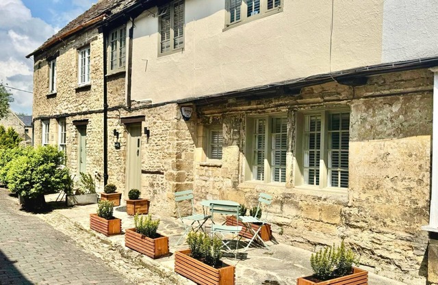 Little Priory Cottage, 10 Georges Yard, Burford