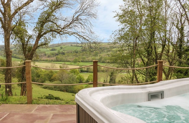 LITTLE SILVER LEAF, romantic, with hot tub in High Bickington
