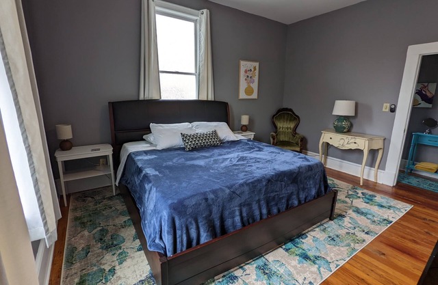 Lively area, shows/classes/charm!