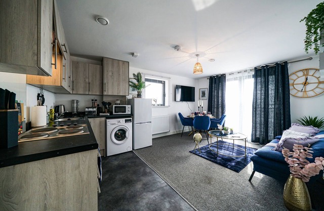 Livestay Two Bed Heathrow Apartment with Parking