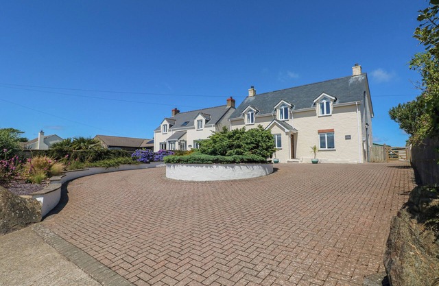 LLAIN GWYNFOR, pet friendly, country holiday cottage in St Davids