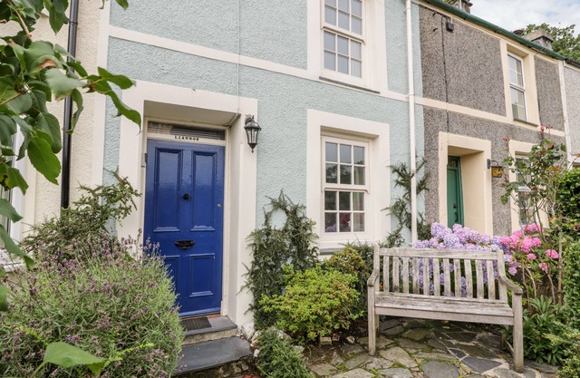 LLANNOR, pet friendly, character holiday cottage in Borth-Y-Gest