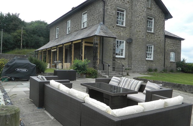Llansantffraed House