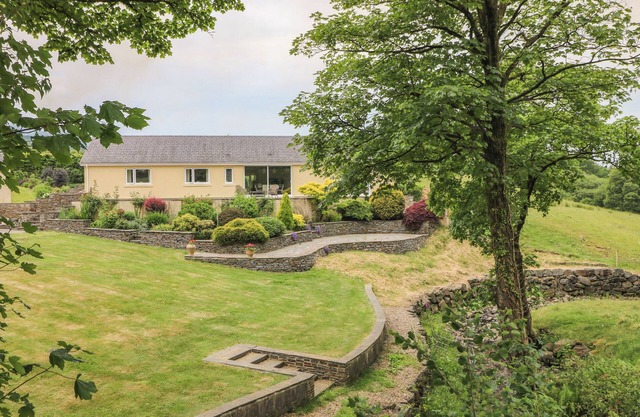 LLETY'R BUGAIL, luxury holiday cottage, with a garden in Glynneath