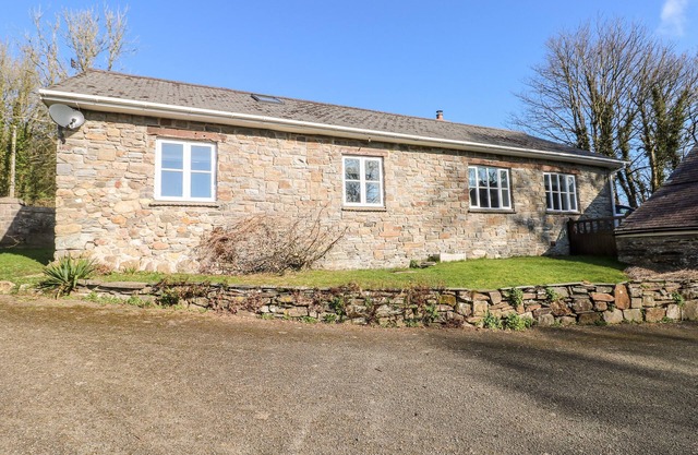 LLETY'R LLWYNOG, family friendly, with open fire in Tenby