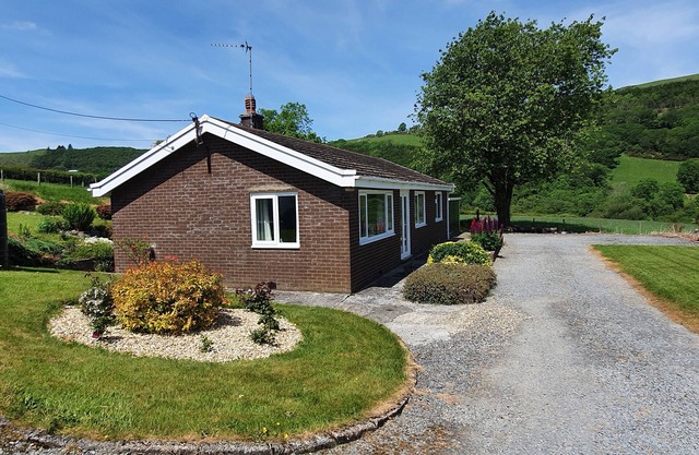 LLWYNON, pet friendly, character holiday cottage in Aberystwyth