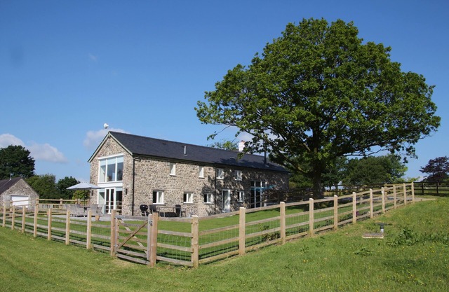 LLYN NODDFA, pet friendly, luxury holiday cottage in Llandeilo