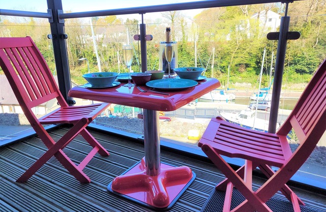 Llys Marina Fabulous Modern Apartment with Balcony for Snowdonia and Anglesey