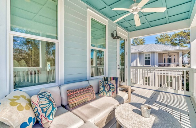 Loaded Pet Friendly by Gulf w Comm Pool and Bikes
