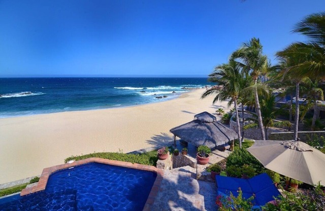 LOCATION! LOCATION! LOCATION! Ocean-front Villa