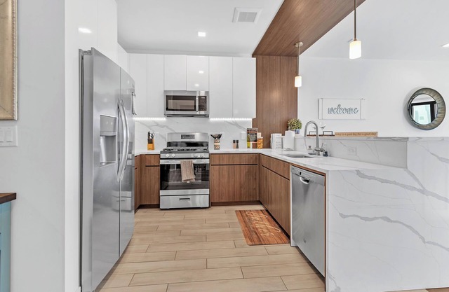 Location! Location! 2BR Free Parking - Easy Access to NYC