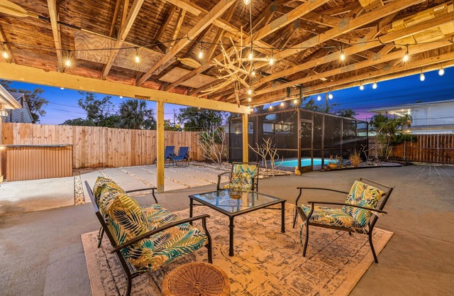 Location! Minutes from downtown St Pete, MCM Pool Home Walk to Everything