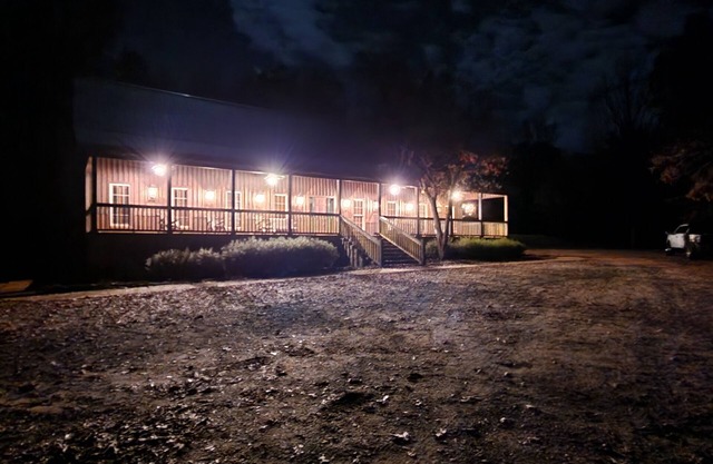 Lodge & cabin sleeps 21 - peaceful country setting 15 min to downtown Dublin GA