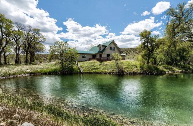 Lodge on the Bluegrass; 60 acres, a pond with sandy beach & 1/3 mile of river.