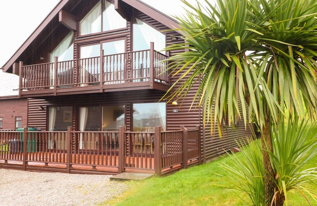 LODGE SIXTY SIX, pet friendly in St Columb Major