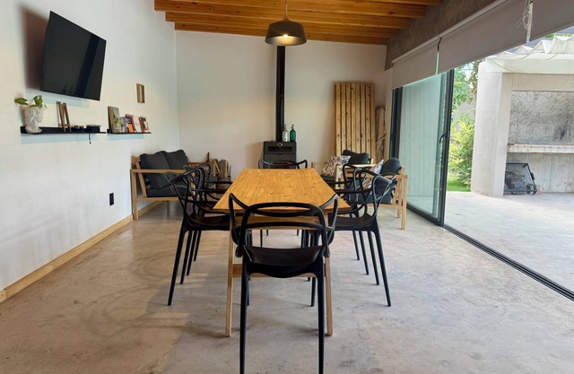 Lodge with swimming pool, minutes from the wine route.