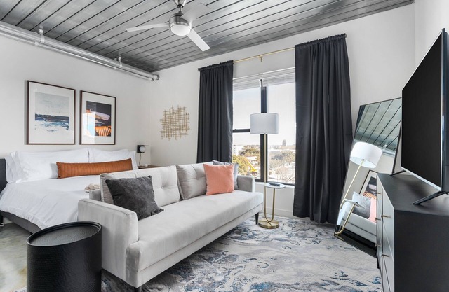 Lodgeur | Vibrant & stylish studio loft | Midtown